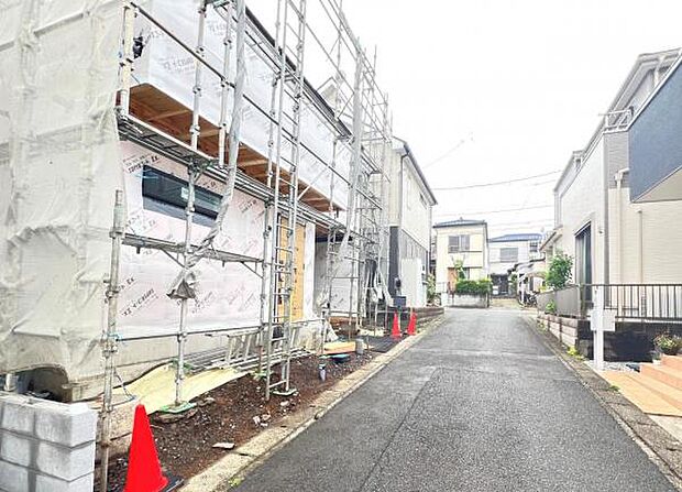 前面道路を含めた現地写真です。