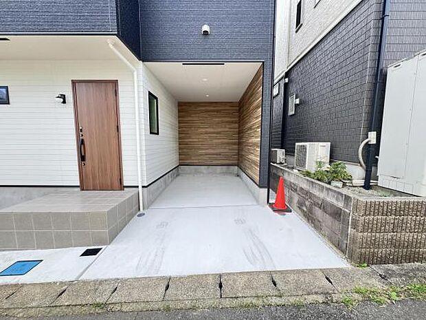 駐車場です。前面道路との高低差も少なく、スムーズに出入りできます。