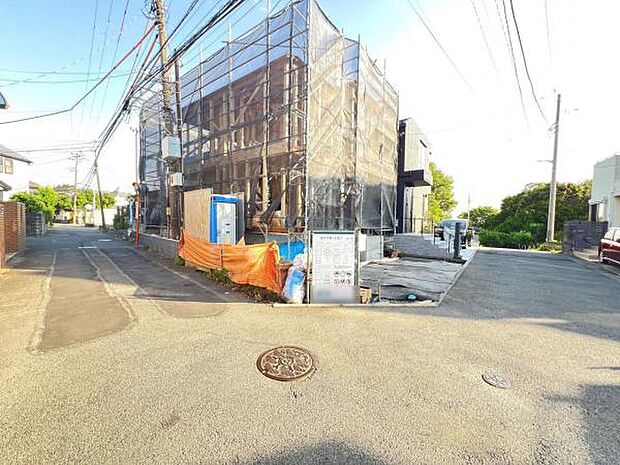 前面道路を含めた現地写真です。