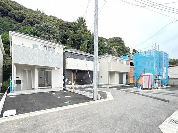 前面道路を含めた現地写真です。