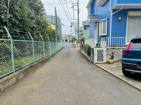 前面道路を含めた現地写真です。