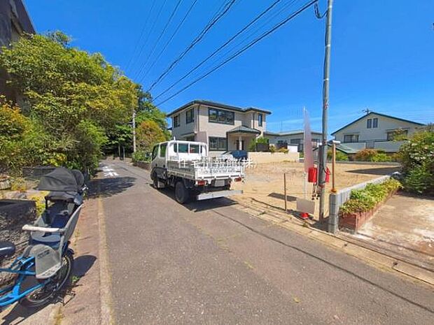 前面道路を含めた現地写真です。