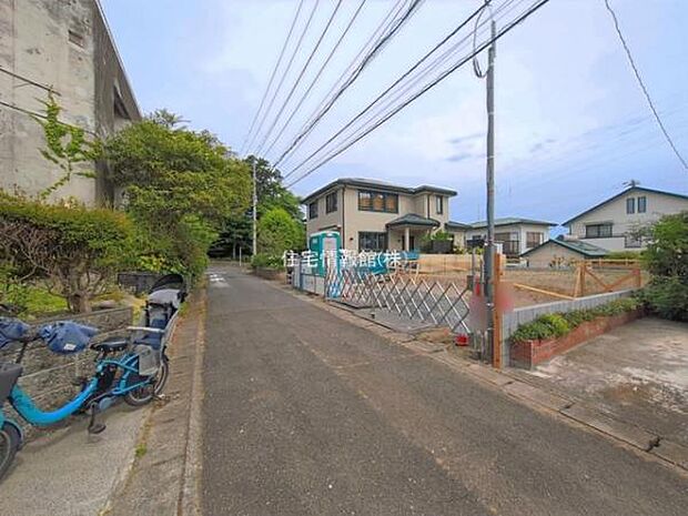 前面道路を含めた現地写真です。