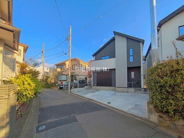 前面道路を含めた現地写真です。