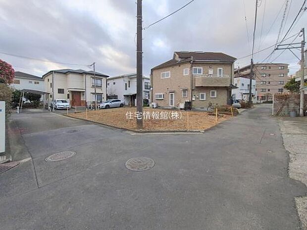 前面道路を含めた現地写真です。