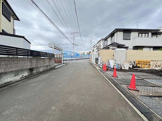 前面道路を含めた現地写真です。
