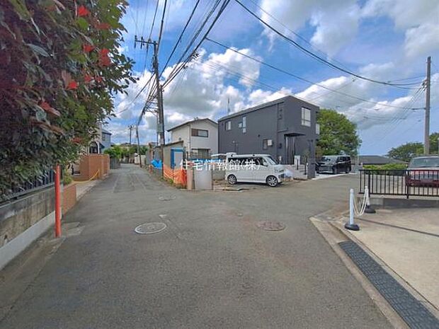 前面道路を含めた現地写真です。