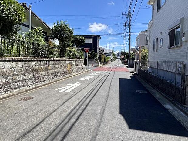 前面道路を含めた現地写真です。