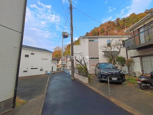 前面道路を含めた現地写真です。