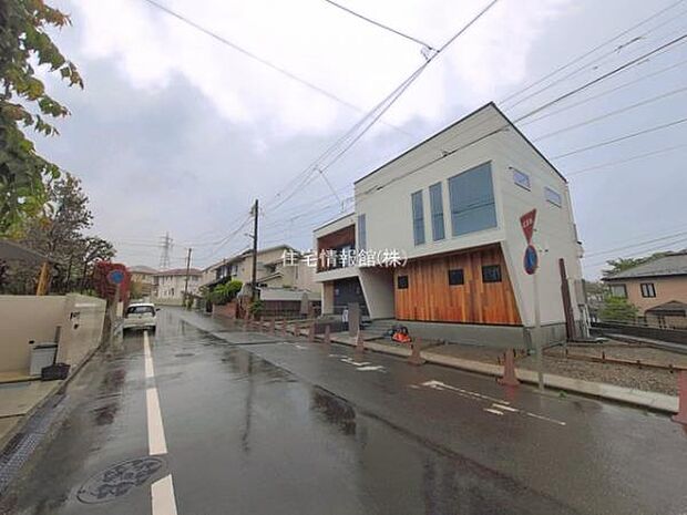 前面道路を含めた現地写真です。