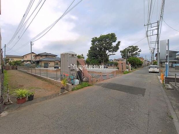 前面道路を含めた現地写真です。