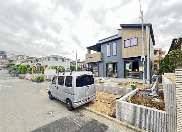 前面道路を含めた現地写真です。