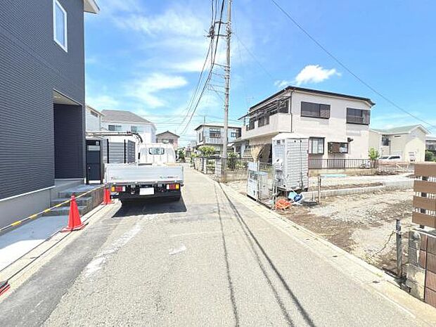 前面道路を含めた現地写真です。