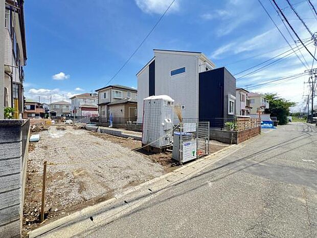 前面道路を含めた現地写真です。
