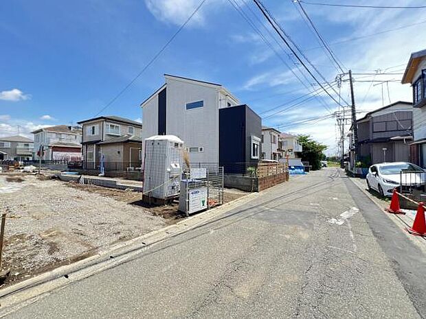 前面道路を含めた現地写真です。