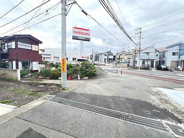 前面道路を含めた現地写真です。