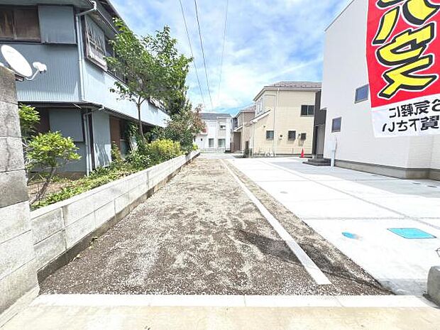 前面道路を含めた現地写真です。