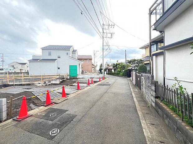 前面道路を含めた現地写真です。ぜひ周辺環境も併せてご覧ください。