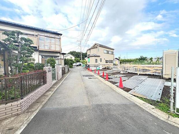前面道路を含めた現地写真です。