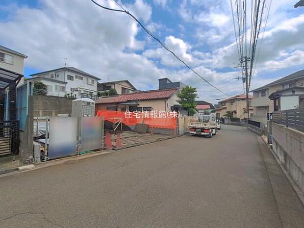 前面道路を含めた現地写真です。