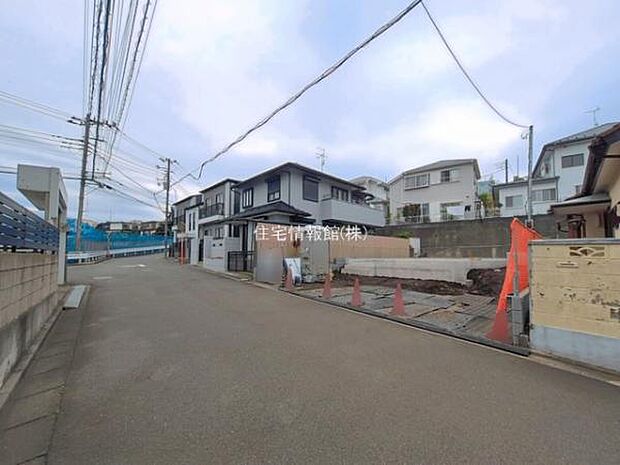 前面道路を含めた現地写真です。