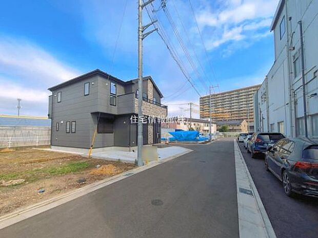前面道路を含めた現地写真です。
