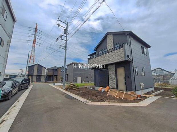 前面道路を含めた現地写真です。
