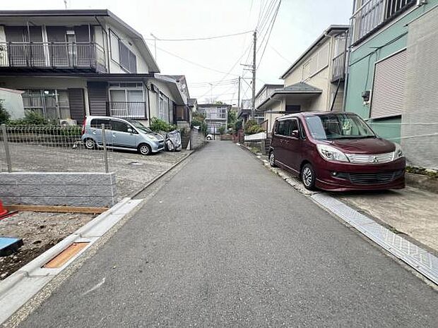 前面道路を含めた現地写真です。