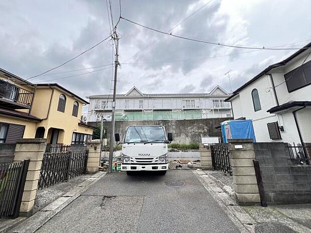 前面道路を含めた現地写真です。