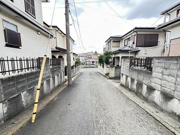 前面道路を含めた現地写真です。