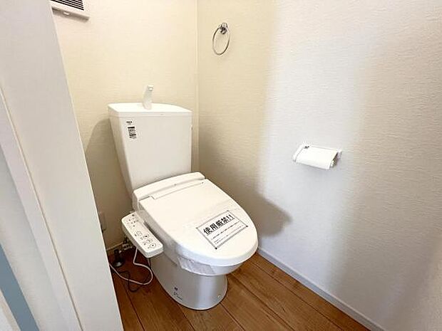 シャワー洗浄機能付のトイレは、清潔感が印象的な空間ですね。
