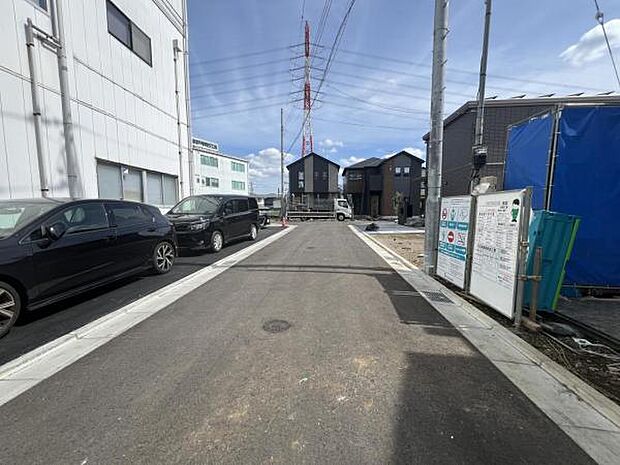 前面道路を含めた現地写真です。