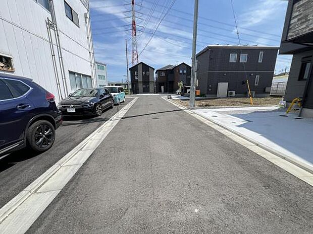 前面道路を含めた現地写真です。