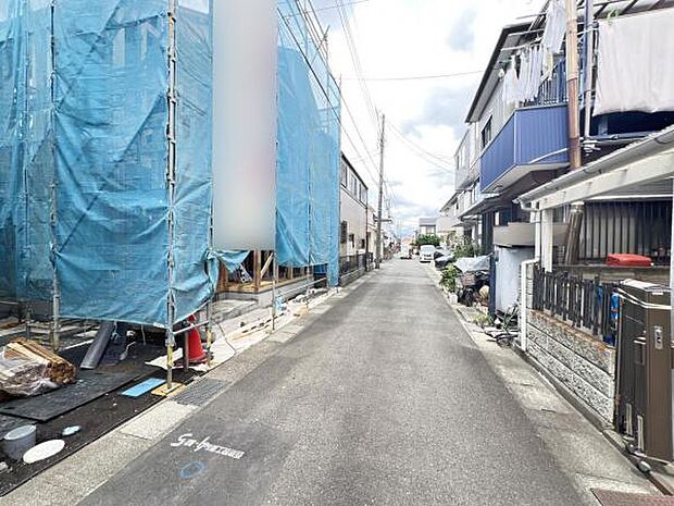 前面道路を含めた現地写真です。