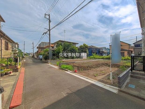 前面道路を含めた現地写真です。