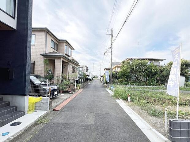 前面道路を含めた現地写真です。