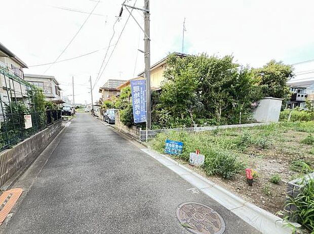 前面道路を含めた現地写真です。
