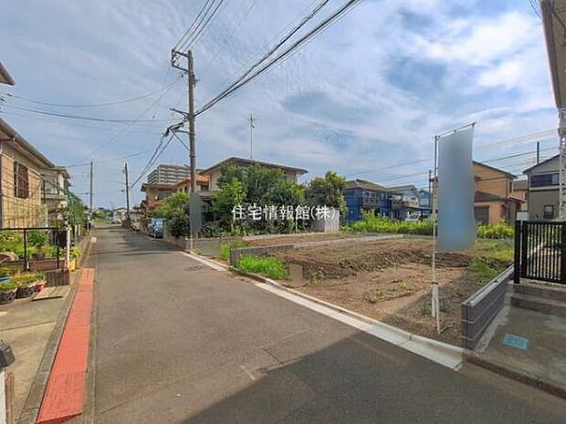 前面道路を含めた現地写真です。