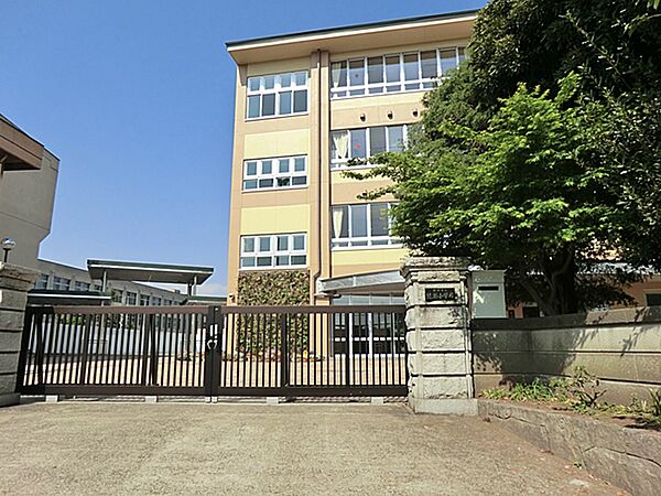 綾瀬市立綾瀬小学校まで約750m（徒歩10分）