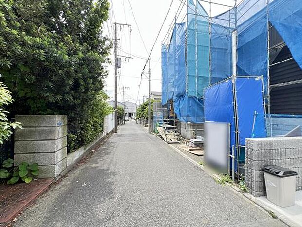 前面道路を含めた現地写真です。