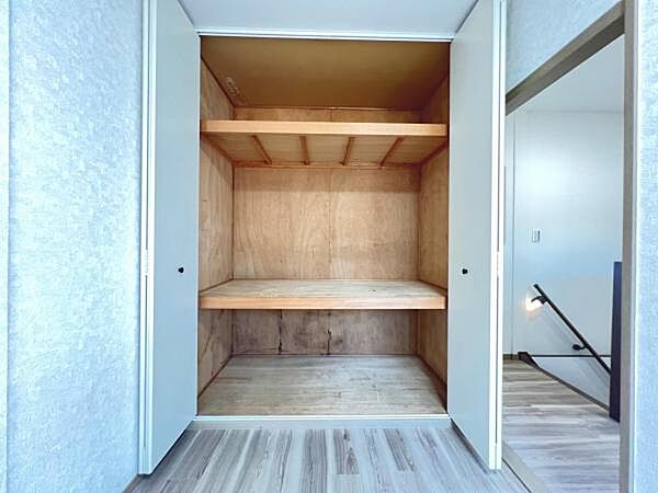 いつでもお部屋をスッキリお使い頂ける収納スペースを設置。
