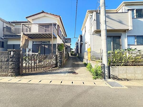 前面道路を含めた現地写真です。