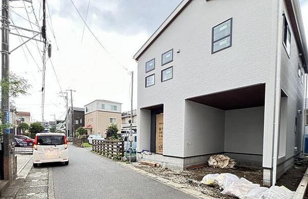 前面道路を含めた現地写真です。