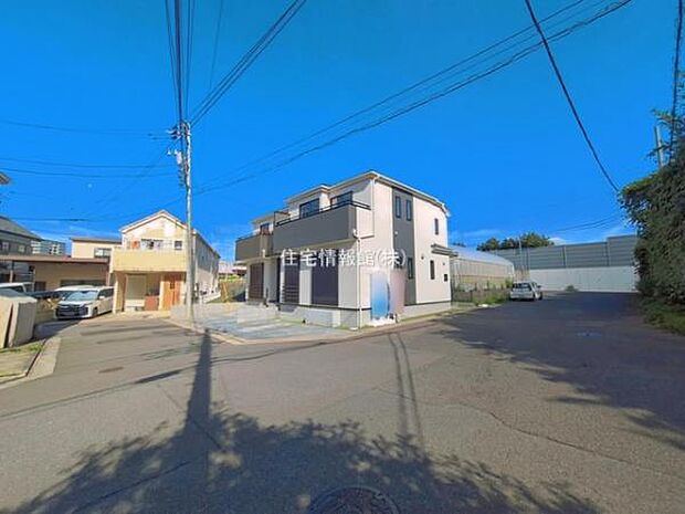 前面道路を含めた現地写真です。