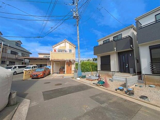 前面道路を含めた現地写真です。