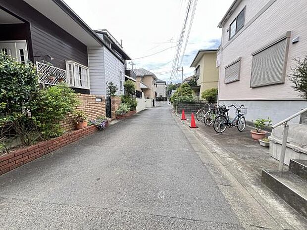 前面道路を含めた現地写真です。ぜひ周辺環境も併せてご覧ください。