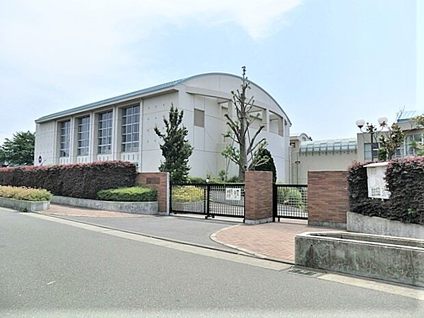 藤沢市立六会小学校まで約640m（徒歩8分）