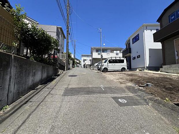 前面道路を含めた現地写真です。ぜひ周辺環境も併せてご覧ください。