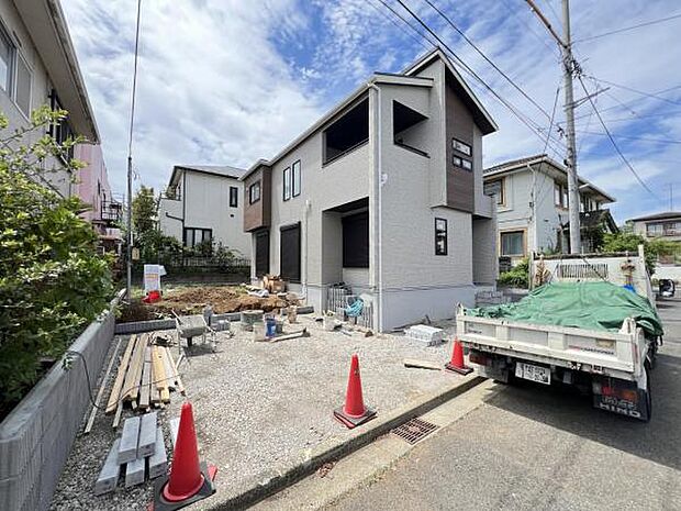 前面道路を含めた現地写真です。