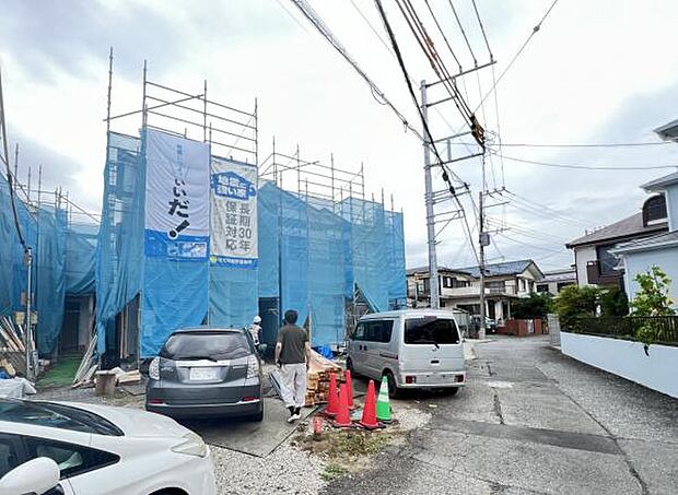 前面道路を含めた現地写真です。